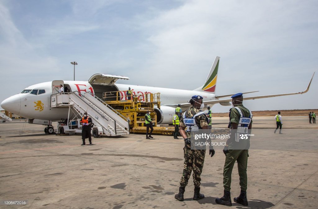 [12 Photos] Coronavirus : Le Sénégal reçoit sa part de l’aide du milliardaire chinois, Jack MA