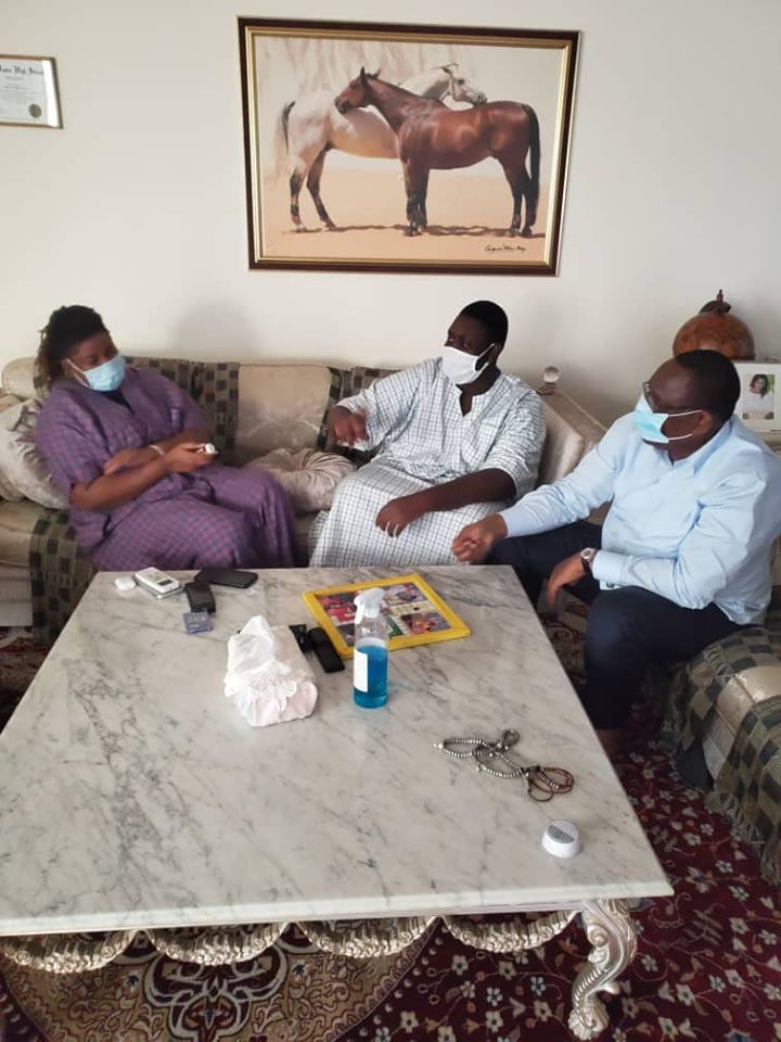 (Photos) Confinement ou "Daxx Koor": Quand Macky Sall joue au ludo avec sa famille