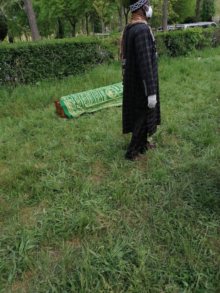 (Photo) Covid-19 : Une famille sénégalaise enterre un des ...