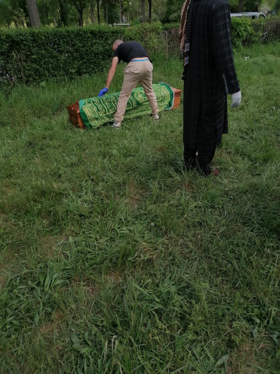 (Photo) Covid-19 : Une famille sénégalaise enterre un des ...