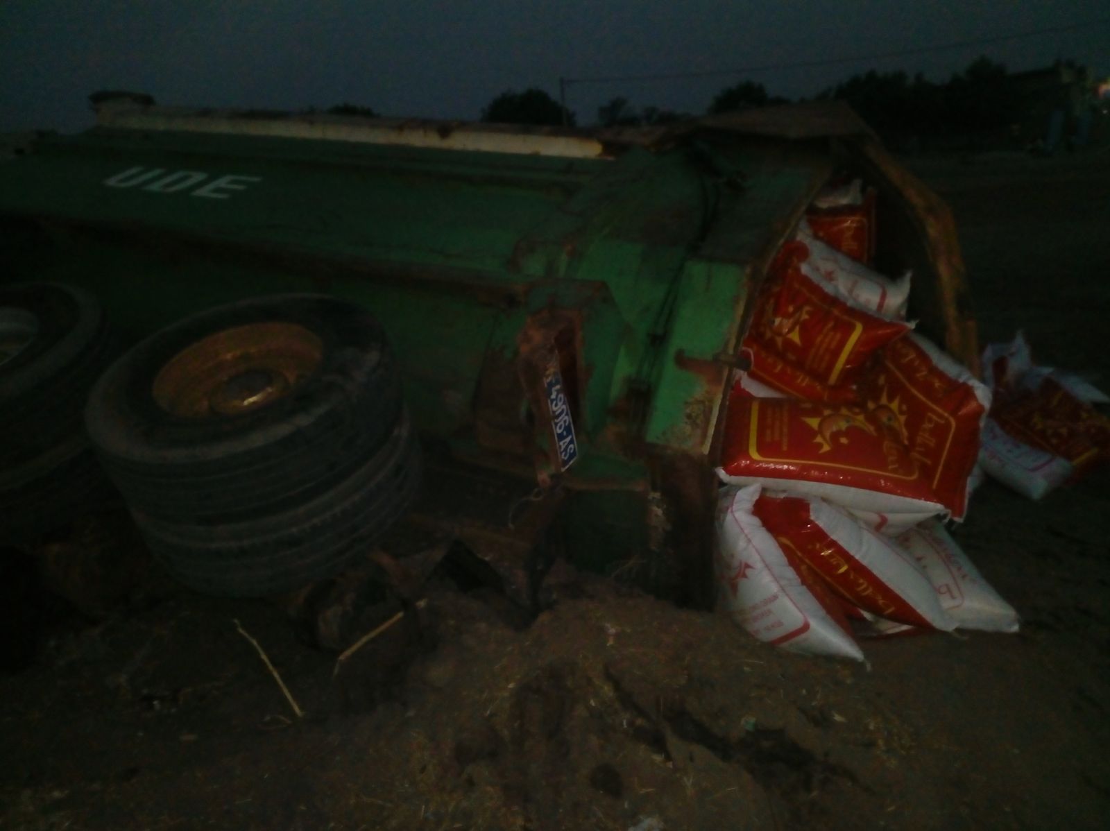 Aide alimentaire : Un camion se renverse avec une cargaison de 400 sacs de riz[Photos]