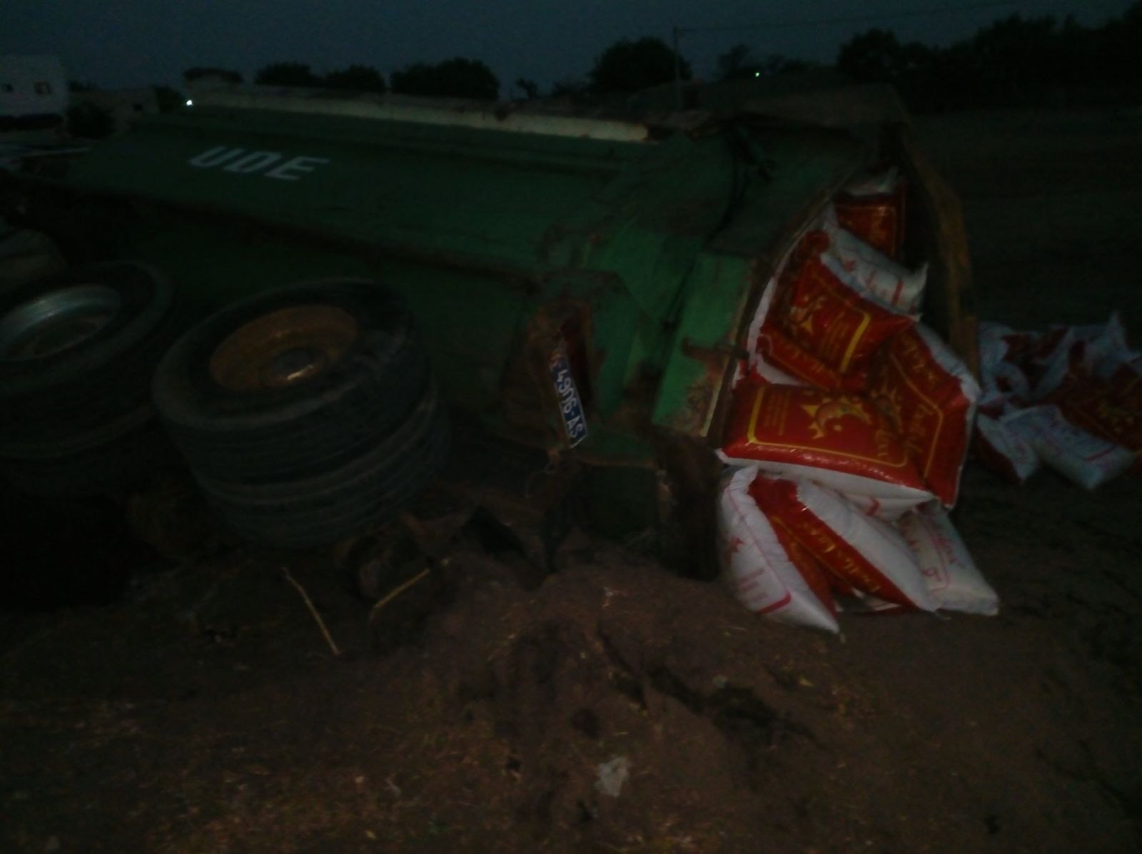 Aide alimentaire : Un camion se renverse avec une cargaison de 400 sacs de riz[Photos]