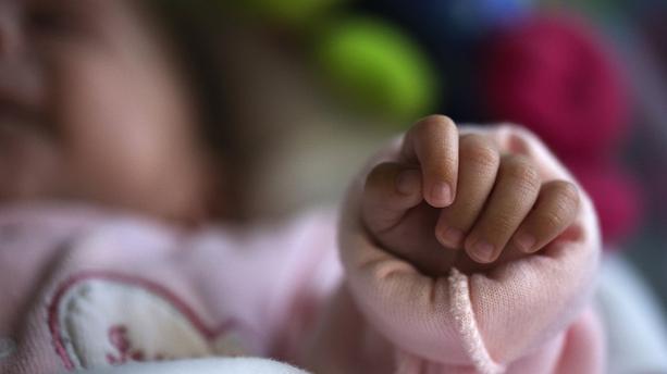 Mort par étouffement d'un bébé de 4 mois: la grand-mère soupçonnée
