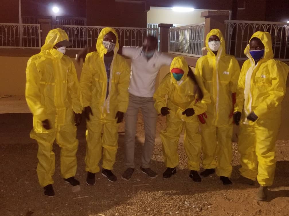 Photos-Dagana : Voici les images des 2 jeunes en opération de désinfection arrêtés