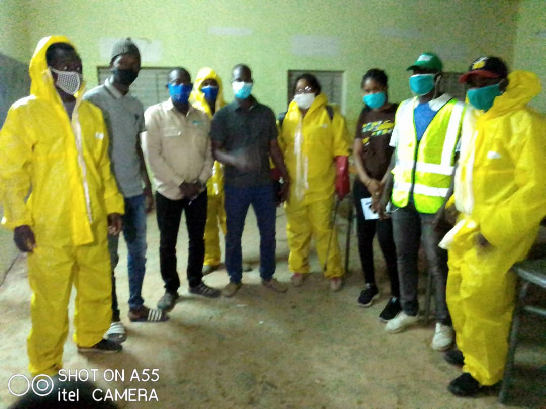 Photos-Dagana : Voici les images des 2 jeunes en opération de désinfection arrêtés