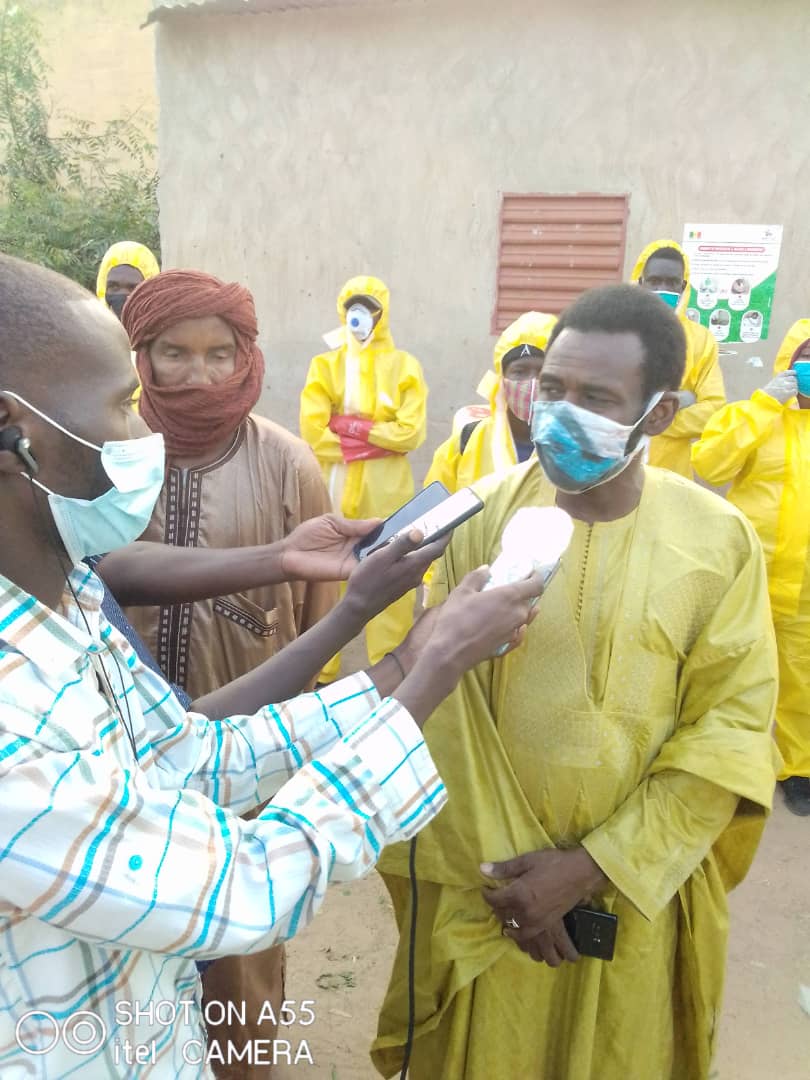 Photos-Dagana : Voici les images des 2 jeunes en opération de désinfection arrêtés