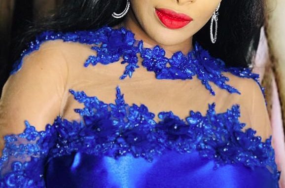 (04) Photos : La chanteuse Chadia hypnotise ses fans avec sa robe flashy