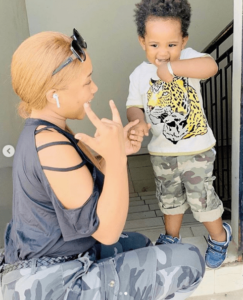 (05 Photos) : l’actrice Alima de la »serie Adja » en toute complicité avec son mari et son fils