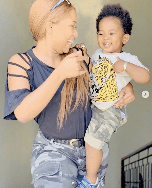 (05 Photos) : l’actrice Alima de la »serie Adja » en toute complicité avec son mari et son fils