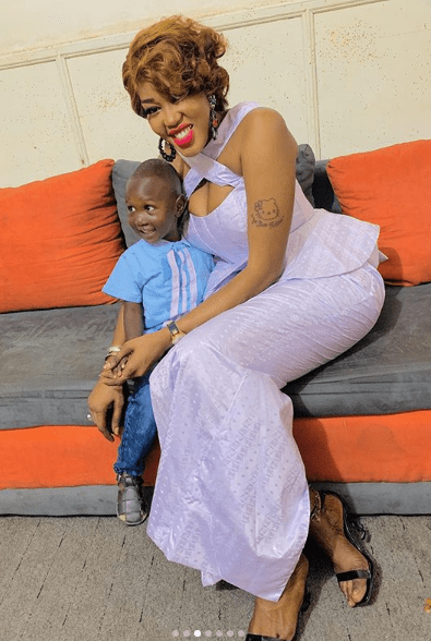 (15 Photos) Ya Awa Rassoul de la Sen Tv perturbe la concurrence avec ses 03 différentes “Sagnsés” à vous couper le souffle