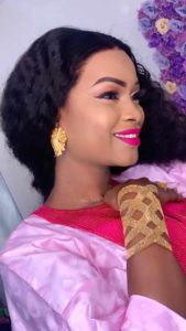 (05 Photos) : Admirez le boubou, le maquillage et les bijoux de la sulfureuse Mbathio Ndiaye en mode korité. Tout simplement époustouflante