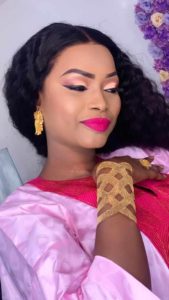 (05 Photos) : Admirez le boubou, le maquillage et les bijoux de la sulfureuse Mbathio Ndiaye en mode korité. Tout simplement époustouflante