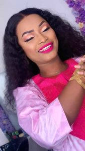 (05 Photos) : Admirez le boubou, le maquillage et les bijoux de la sulfureuse Mbathio Ndiaye en mode korité. Tout simplement époustouflante