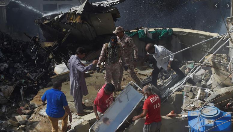 Pakistan : un avion s'écrase avec plus 100 personnes