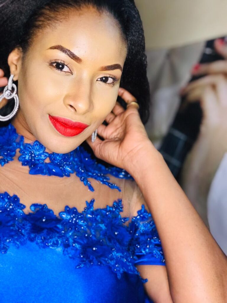 (04) Photos : La chanteuse Chadia hypnotise ses fans avec sa robe flashy