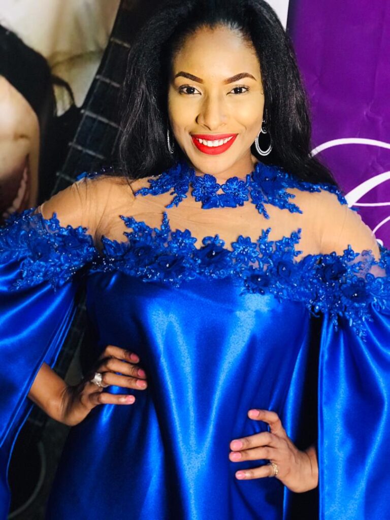 (04) Photos : La chanteuse Chadia hypnotise ses fans avec sa robe flashy
