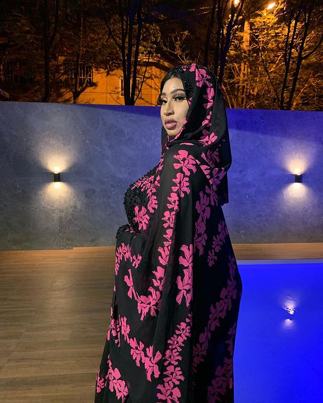 Diaba Sora la sulfureuse Kim Kardashian malienne a rangé toutes ses tenues sexy qui faisaient baver les hommes.