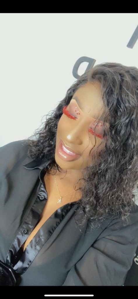 (05 Photos) : Les faux-cils rouges très osés de Fatou Mbaye, la femme de Kara Mbodj