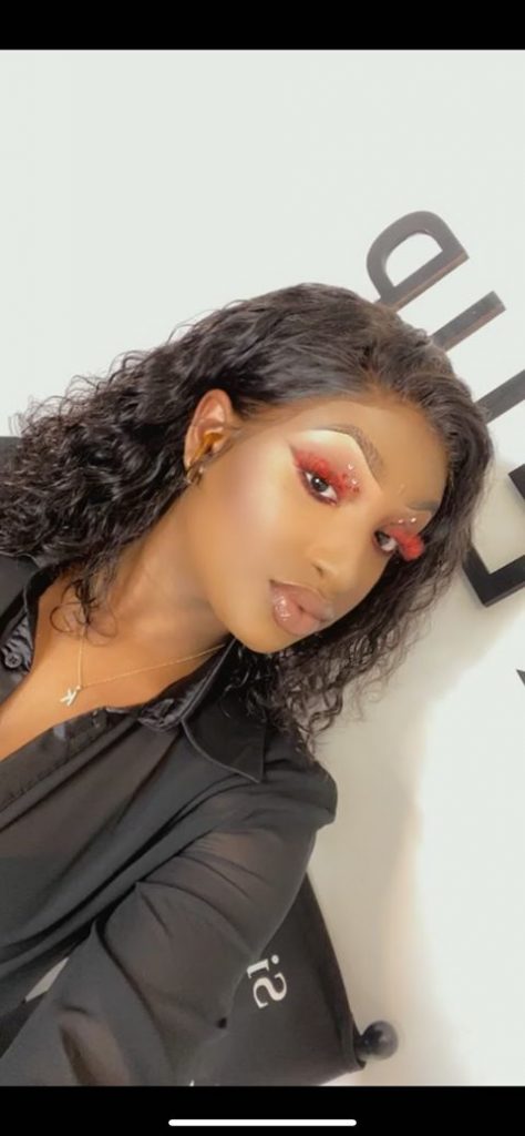 (05 Photos) : Les faux-cils rouges très osés de Fatou Mbaye, la femme de Kara Mbodj