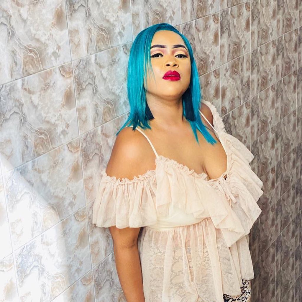 (06) Photos : Perruque bleue, décolleté plongeant, Guigui réapparaît avec un nouveau look sexy