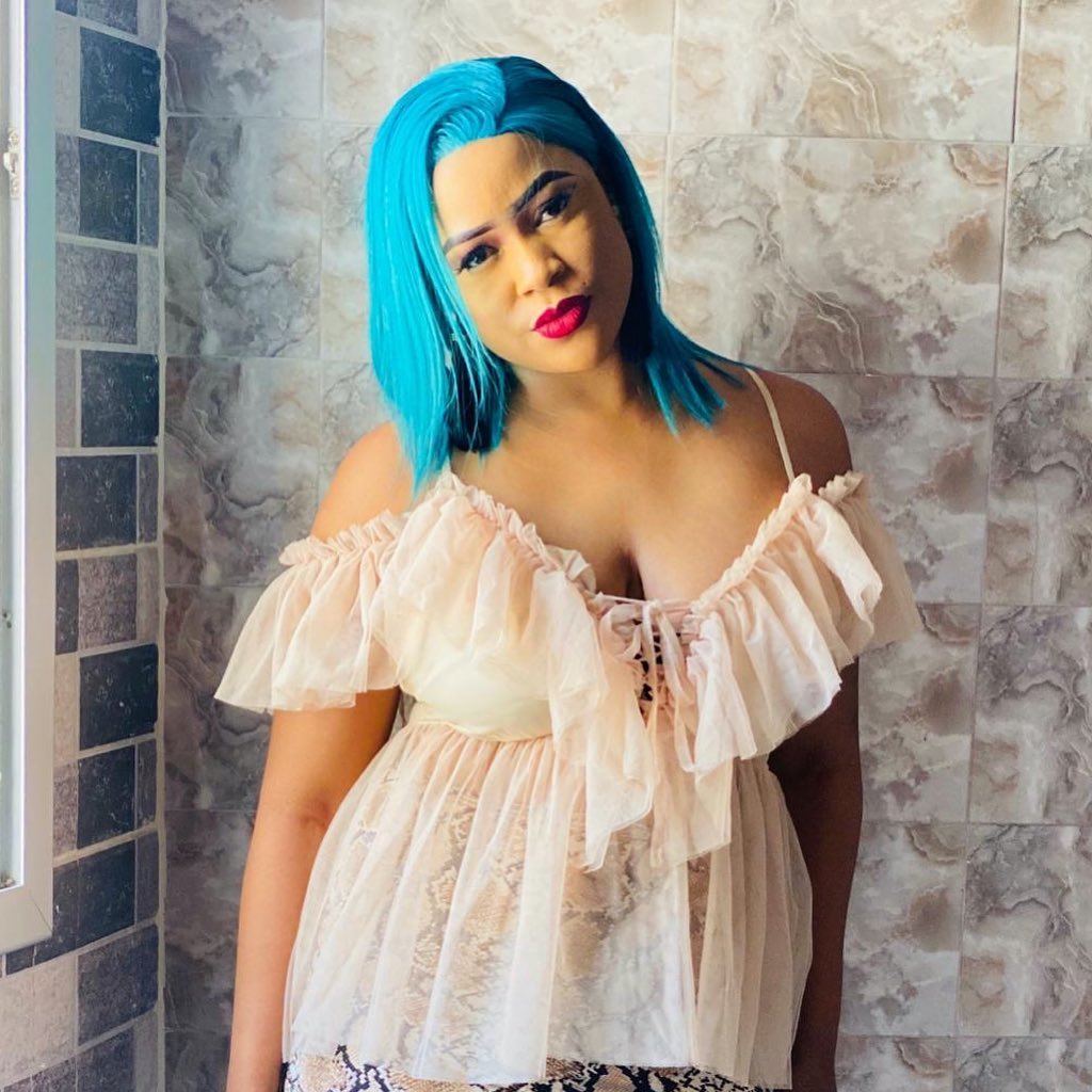 (06) Photos : Perruque bleue, décolleté plongeant, Guigui réapparaît avec un nouveau look sexy