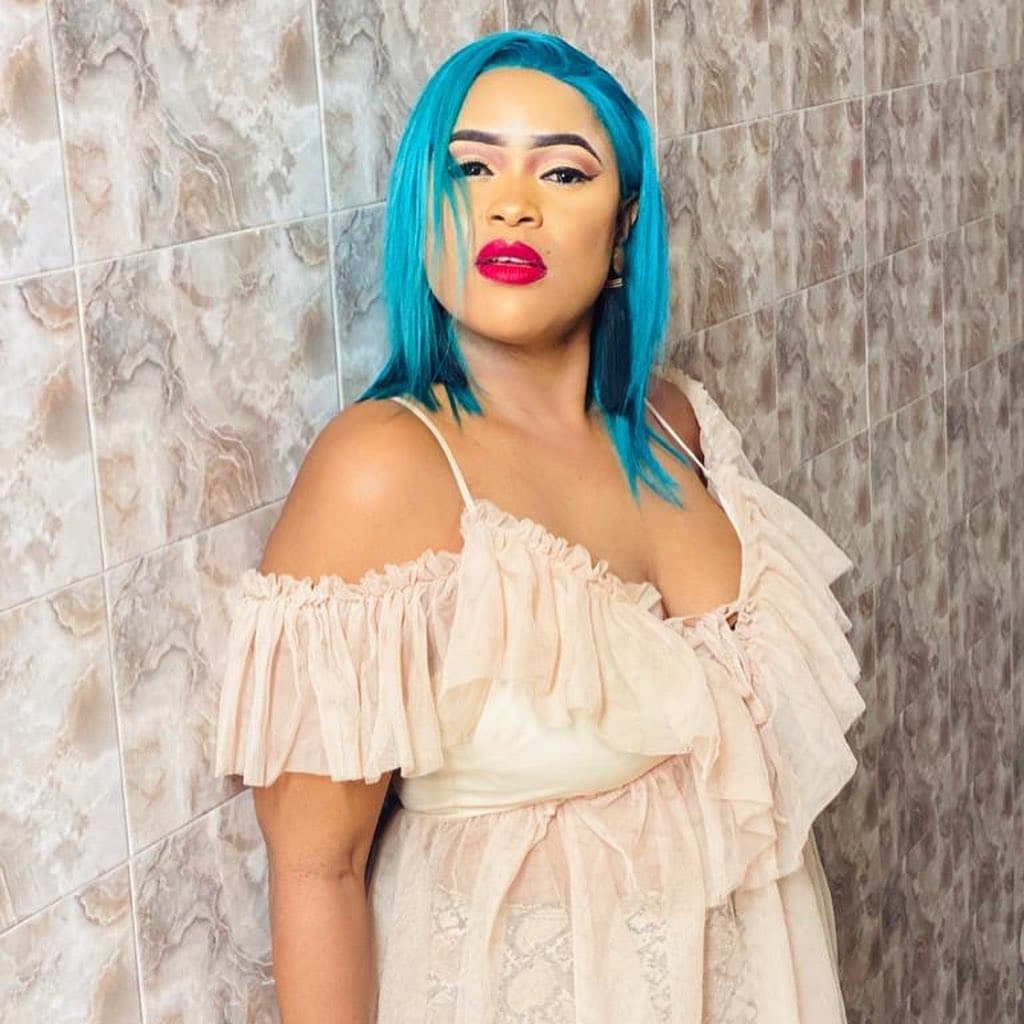 (06) Photos : Perruque bleue, décolleté plongeant, Guigui réapparaît avec un nouveau look sexy