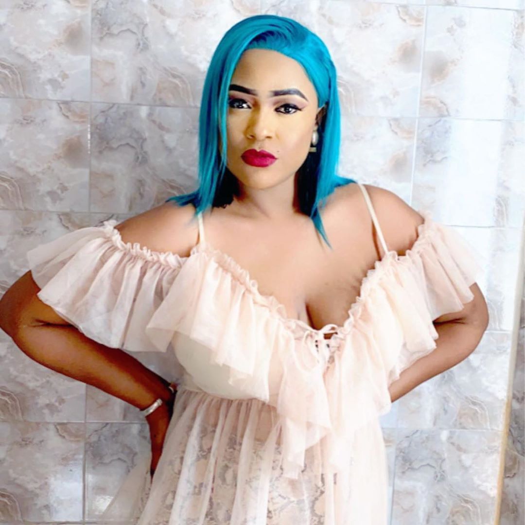 (06) Photos : Perruque bleue, décolleté plongeant, Guigui réapparaît avec un nouveau look sexy