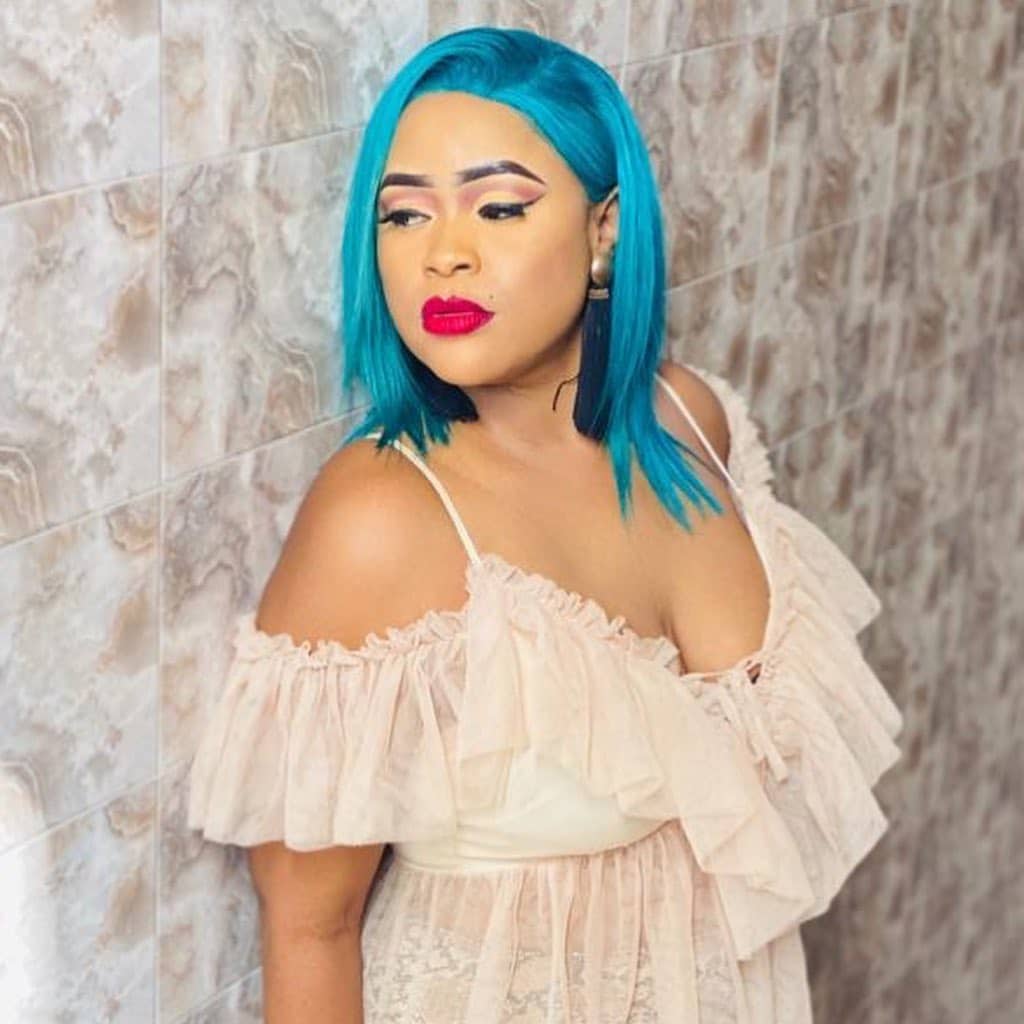 (06) Photos : Perruque bleue, décolleté plongeant, Guigui réapparaît avec un nouveau look sexy