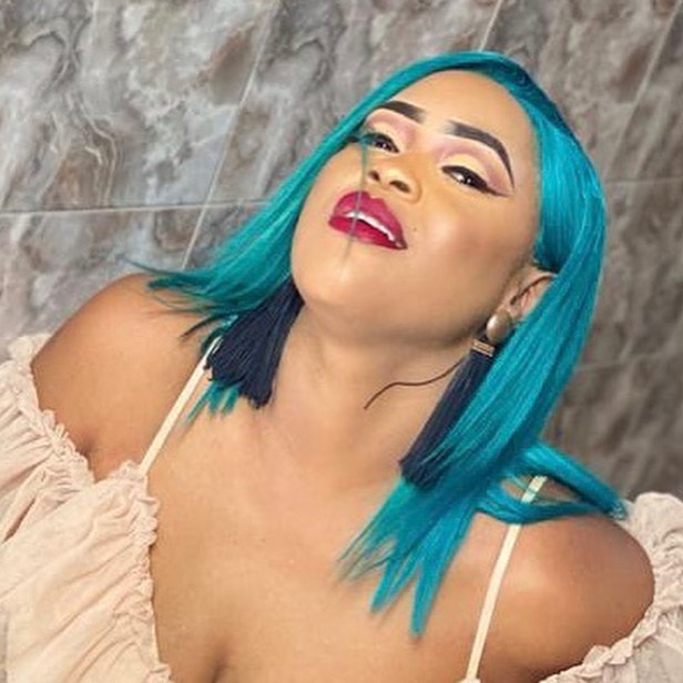 (06) Photos : Perruque bleue, décolleté plongeant, Guigui réapparaît avec un nouveau look sexy