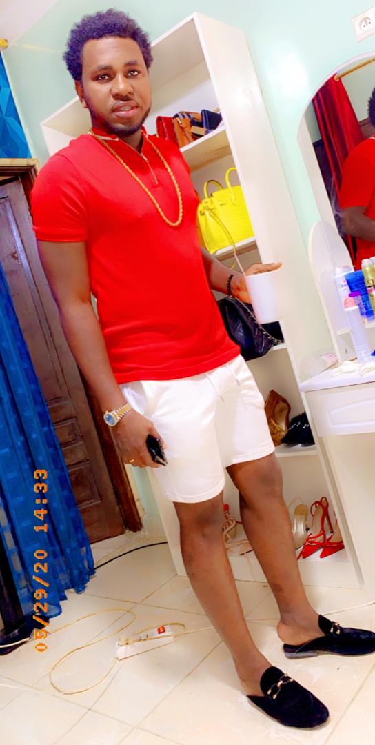 Mandiaye Seck en pleine lune de miel affiche son bonheur insolent.