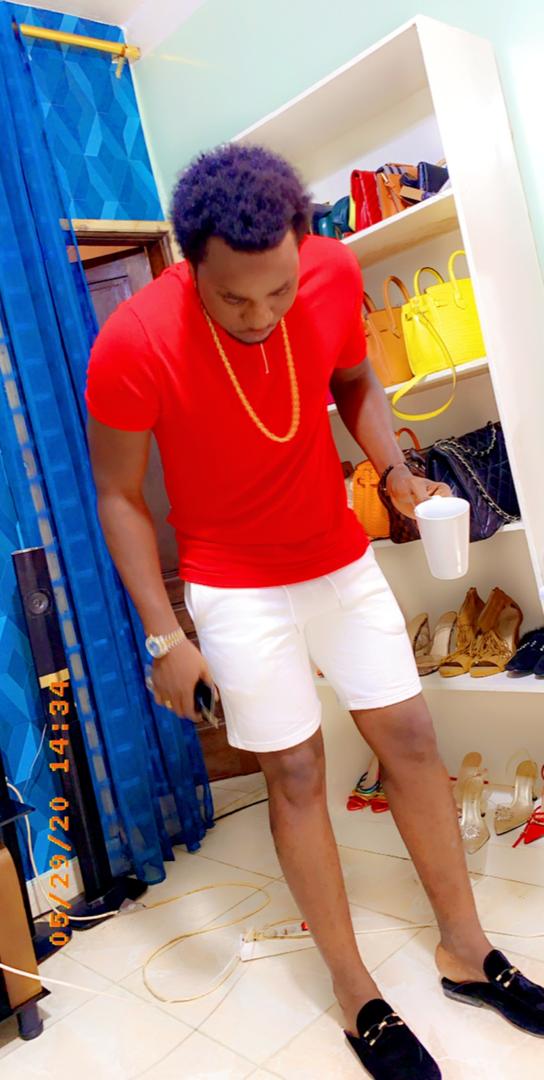 Mandiaye Seck en pleine lune de miel affiche son bonheur insolent.