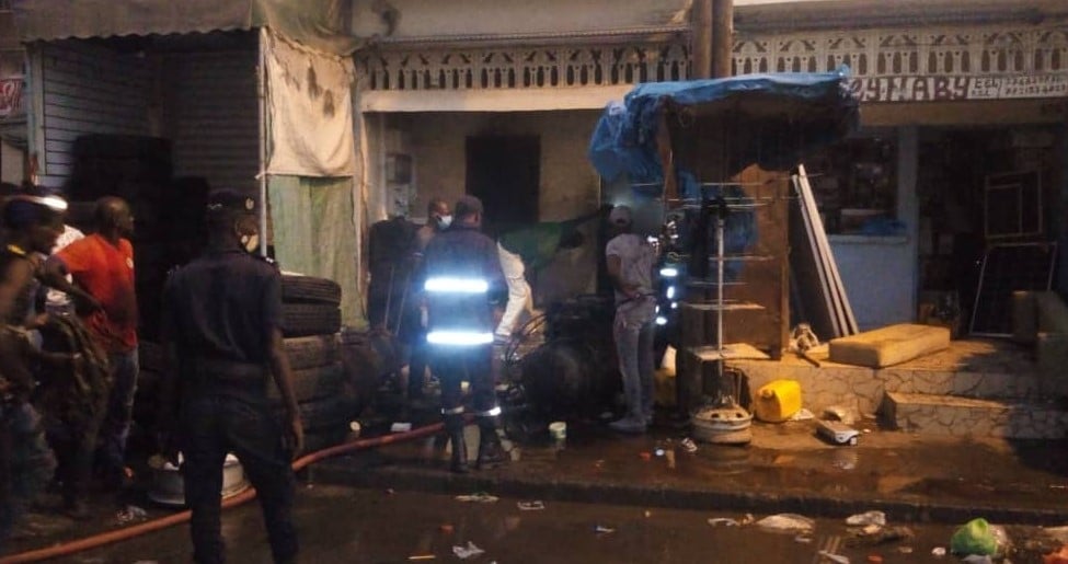 (Vidéo) Un Pneu explose à Colobane créant un incendie, des blessés sont acheminés par...