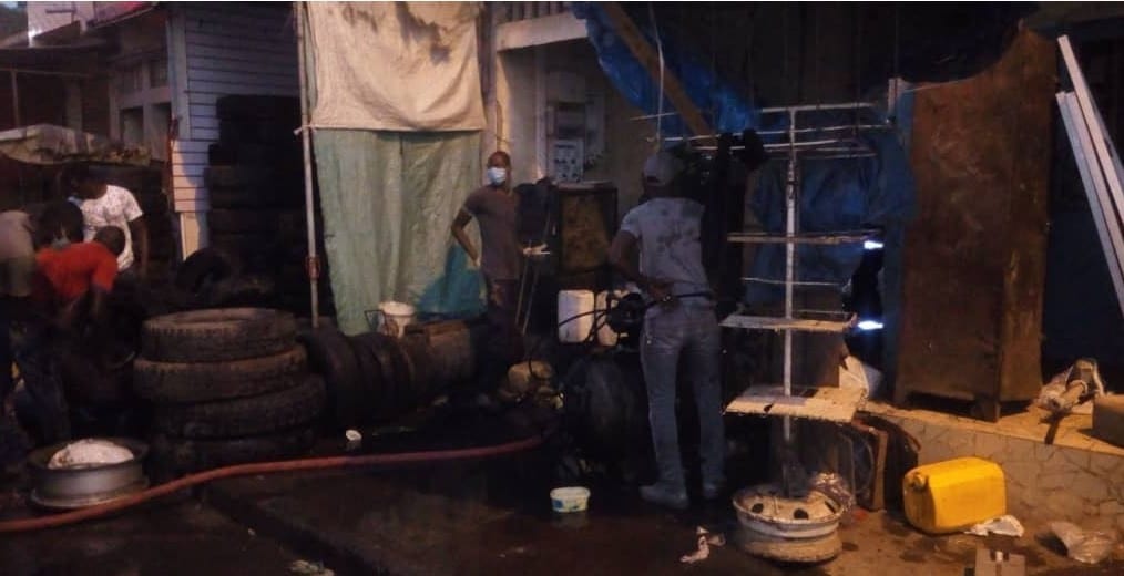 (Vidéo) Un Pneu explose à Colobane créant un incendie, des blessés sont acheminés par...