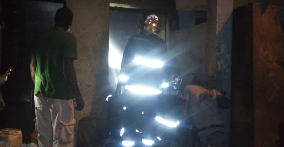 (Vidéo) Un Pneu explose à Colobane créant un incendie, des blessés sont acheminés par...