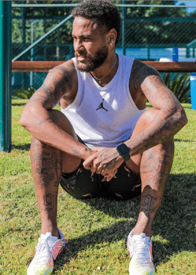 20 Photos : Regardez le look de Neymar sans maillot