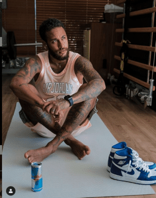 20 Photos : Regardez le look de Neymar sans maillot