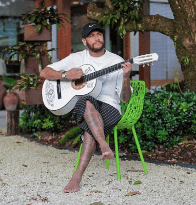 20 Photos : Regardez le look de Neymar sans maillot