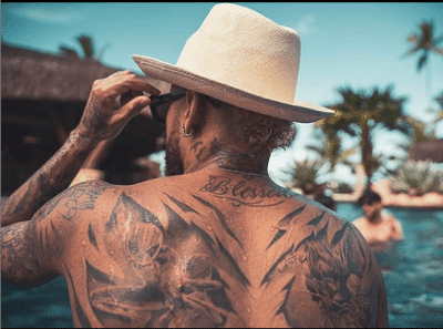 20 Photos : Regardez le look de Neymar sans maillot