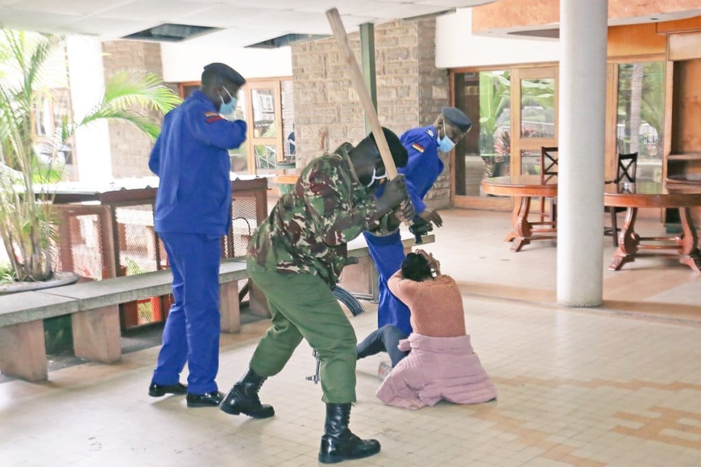 Photos - Kenya : Des policiers tabassent violemment une député