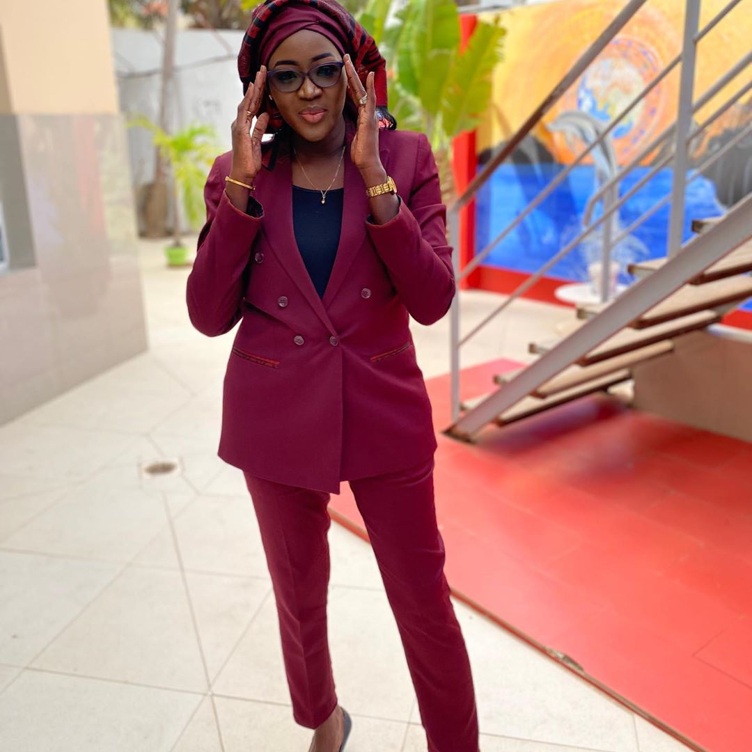 (05 Photos) La journaliste Faty DIENG bien sapée en mode costume