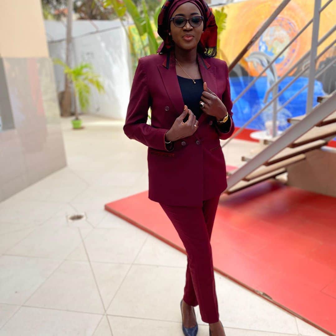 (05 Photos) La journaliste Faty DIENG bien sapée en mode costume