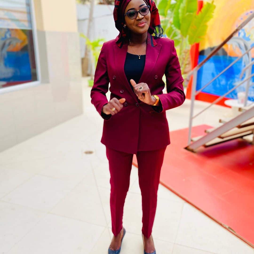 (05 Photos) La journaliste Faty DIENG bien sapée en mode costume