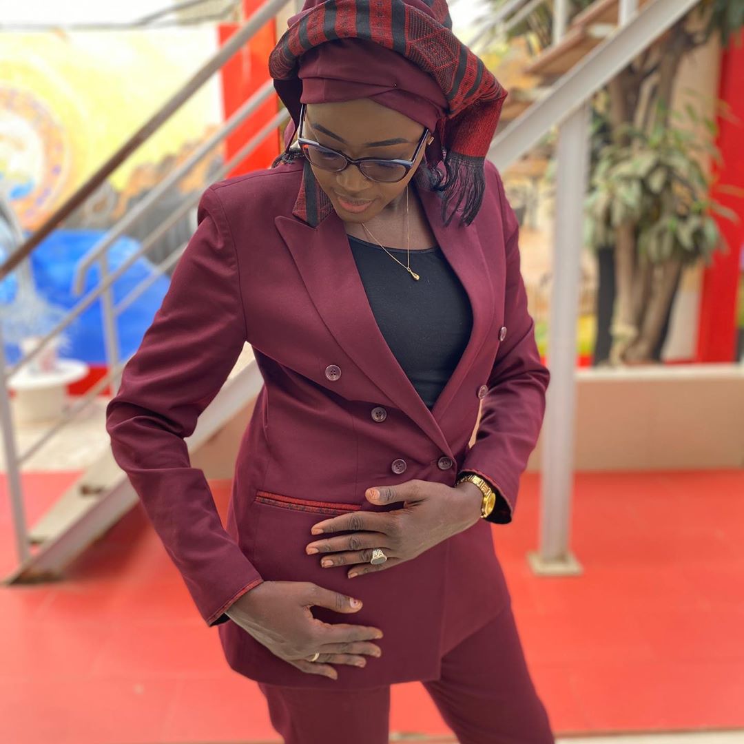 (05 Photos) La journaliste Faty DIENG bien sapée en mode costume