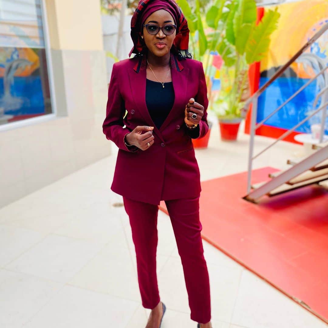 (05 Photos) La journaliste Faty DIENG bien sapée en mode costume