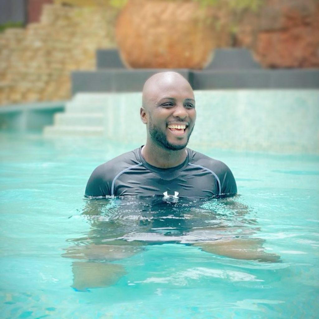 (05 Photos) Abba se la coule douce avec Mamy