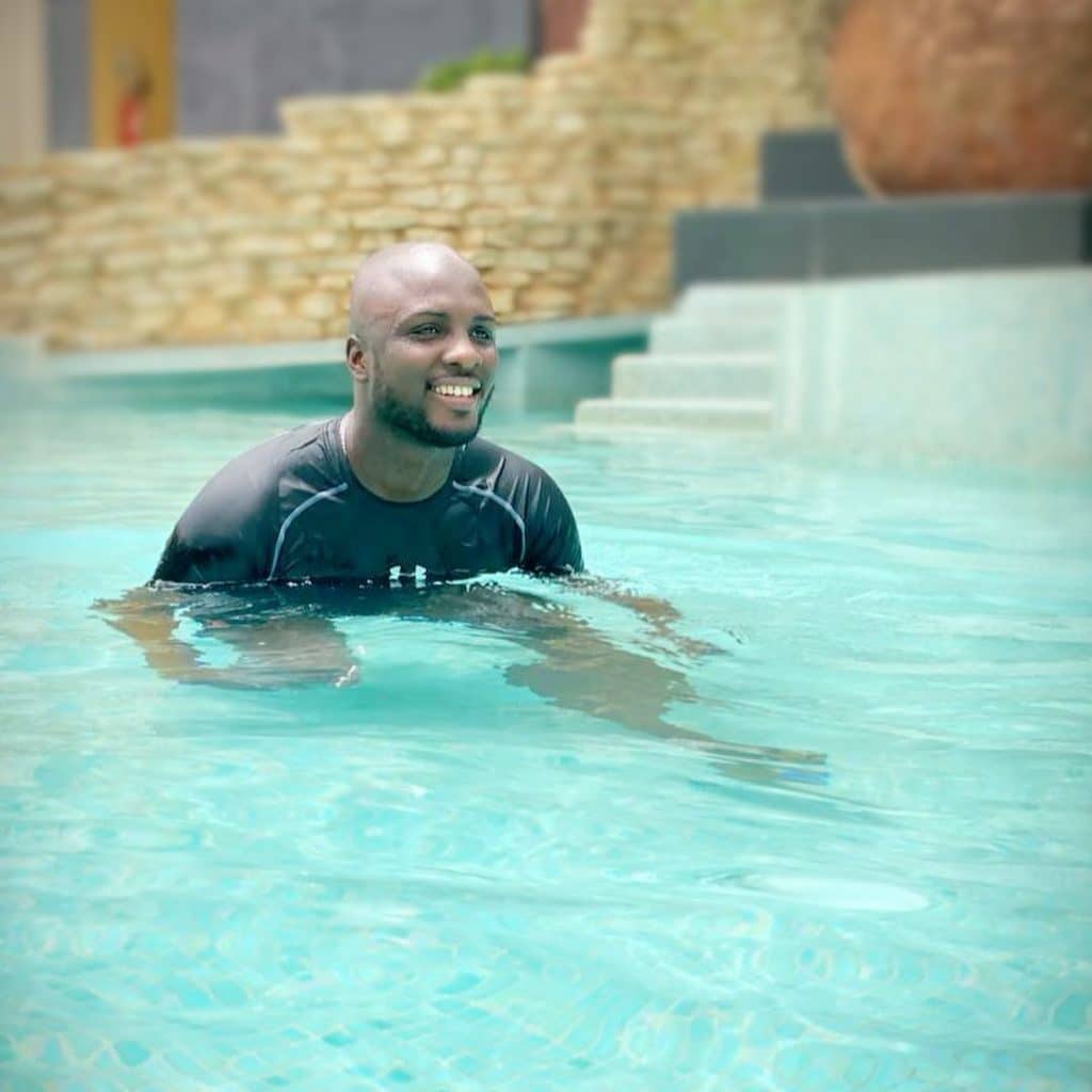 (05 Photos) Abba se la coule douce avec Mamy