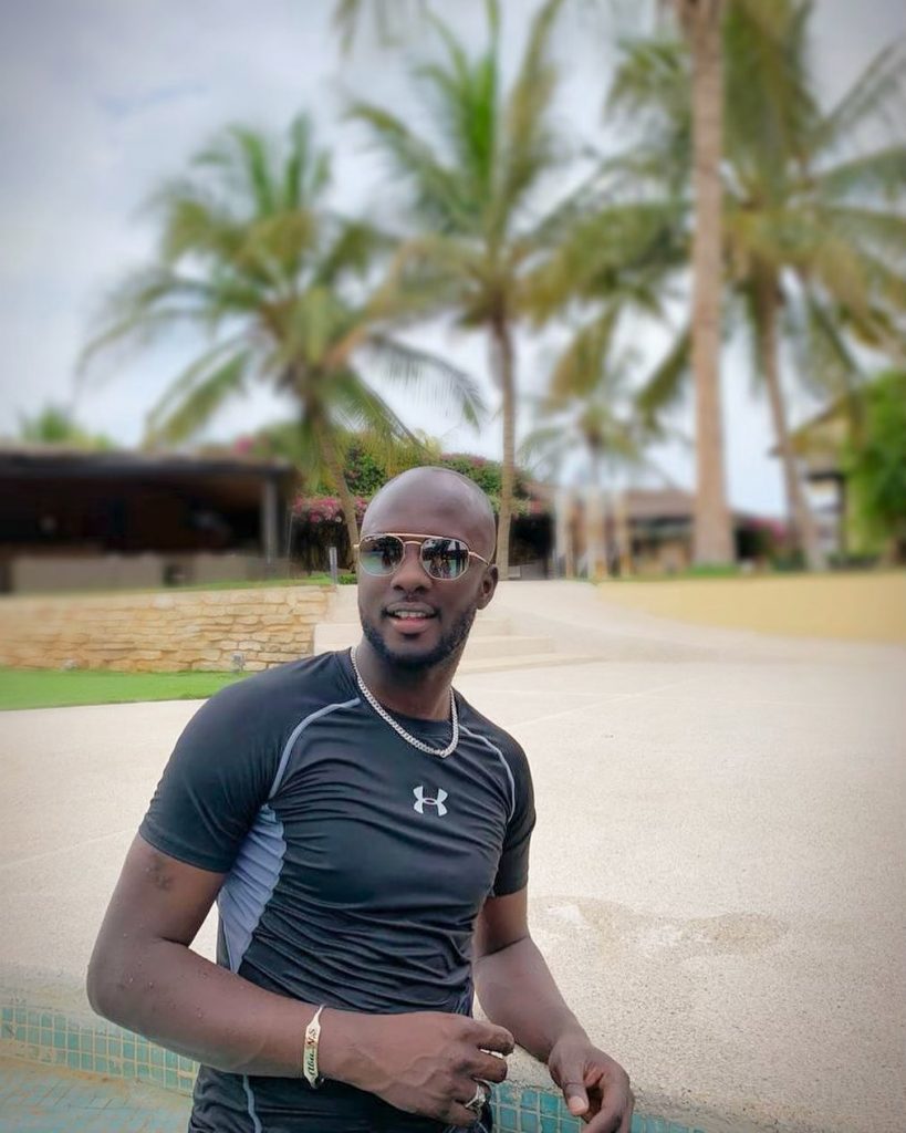 (05 Photos) Abba se la coule douce avec Mamy