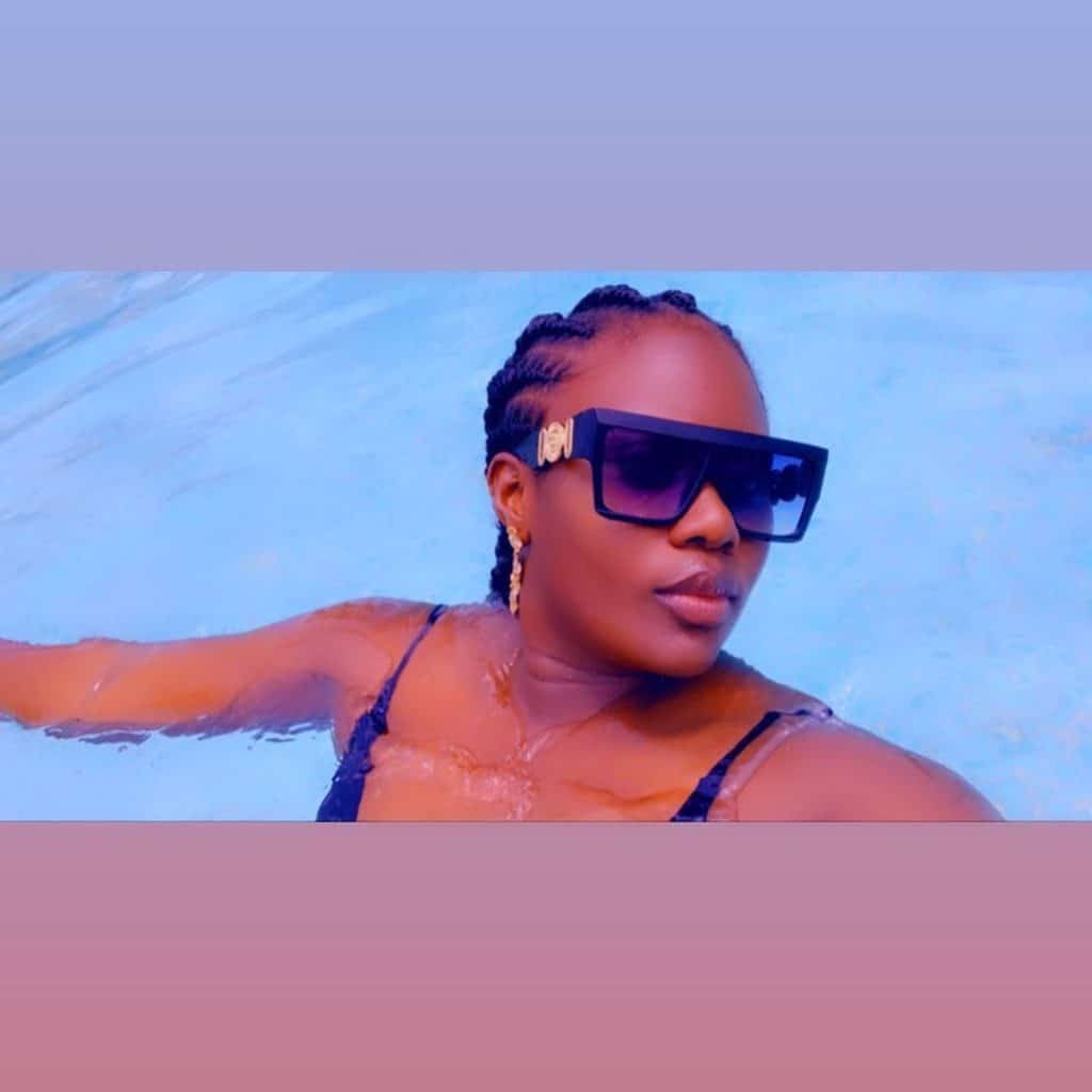 (05 Photos) Abba se la coule douce avec Mamy