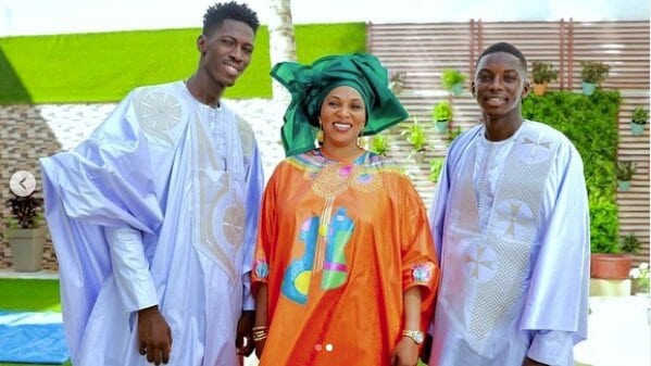 ( 05 PHOTOS ) Le sagnsé “super ndaanan” du fils d’Aly Ngouille Ndiaye avec sa mère et son frère