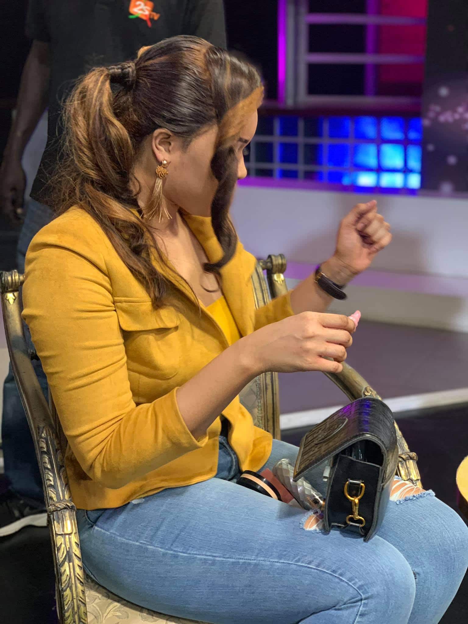 (14) Photos : Les coulisses du prochain numéro de l’émission “Vous et Nous” avec Ndeye Ndack et sa team